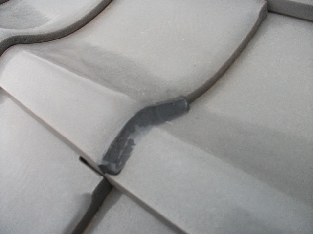 瓦ボンドで瓦を固定